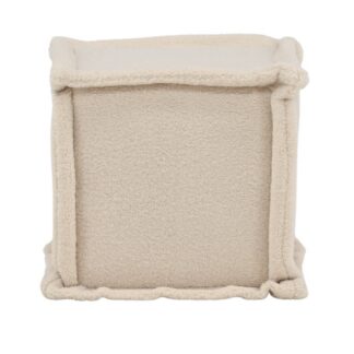 Vit kvadratisk sittpuff klädd i mjukt fleecetyg i ett modernt vardagsrum