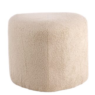 Beige triangelformad sittpuff klädd i mjukt teddytyg på träfot