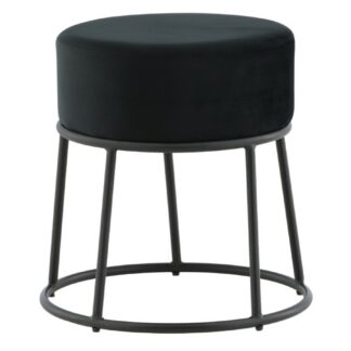 Svart sittpuff i sammetsmaterial med cylinderformad svart järnram i modernt vardagsrum