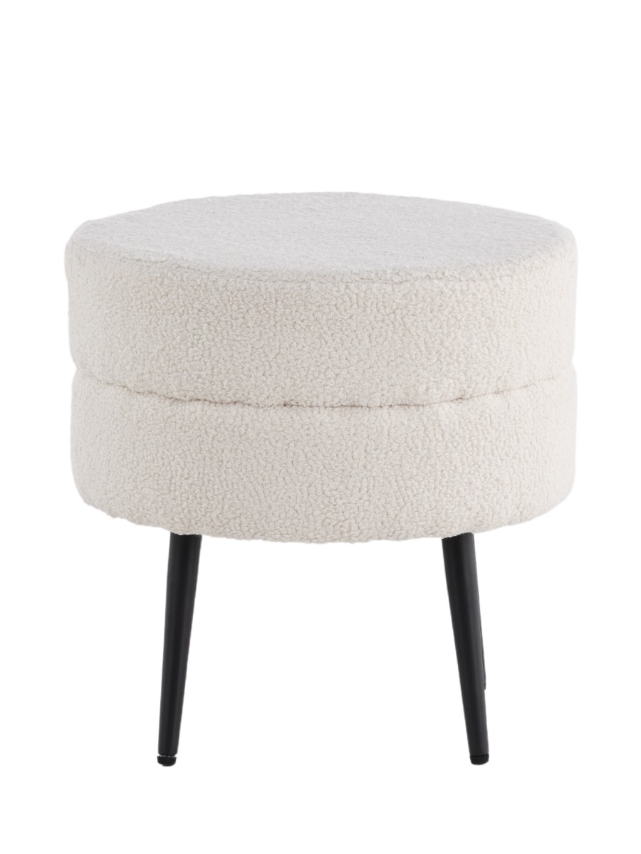 Vit sittpuff med modern teddytyg och svarta stålben i ett ljust vardagsrum