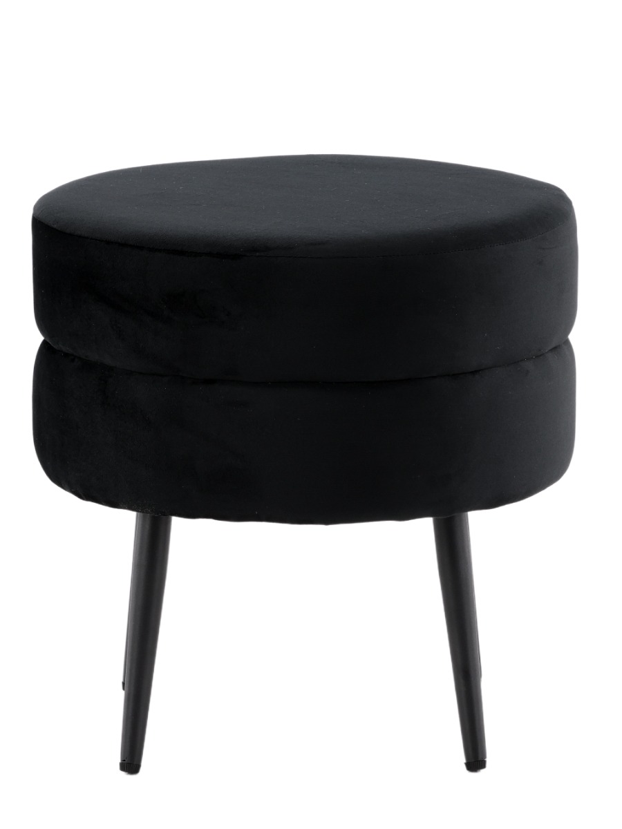 Svart sittpuff i mjuk sammet med svarta metallben står i modernt vardagsrum