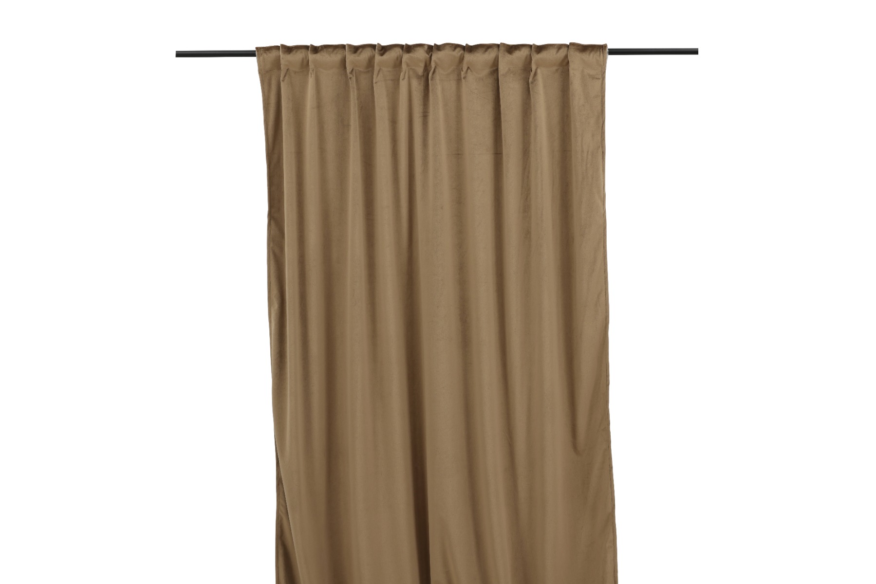 Tve5 sammetsgardiner i sandfe4rg med dolda he4llor he4ngande i ett stilrent rum