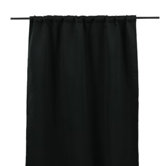 Molndans mörkläggande gardin 2-pack i svart hängande i ett fönster