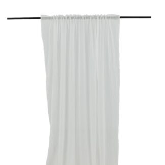 Två vita linnegardin-look gardinlängder Rosendimma i skir textil hängande i ett solbelyst rum