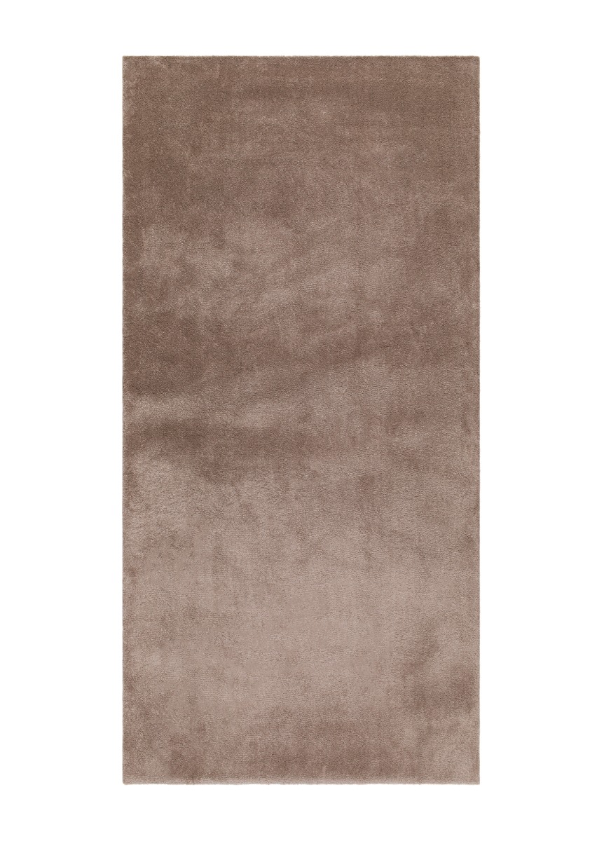 Linnefärgad mjuk ryamatta i microfiber med tät lugg och lätt glans placerad i ett vardagsrum