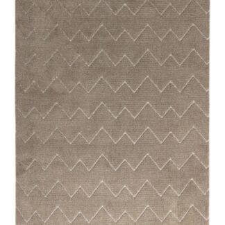 Brun ryamatta i mjuk polyester med cirka 15 mm tjocklek som ligger på golvet i ett vardagsrum