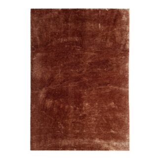 Terri ryamatta i kopparfärg med tät, mjuk lugg och halkfri baksida placerad i vardagsrum