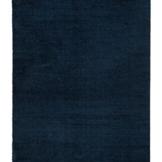 Tvättbar mjuk ryamatta i djupblå microfiber med filtbaksida på ljust golv