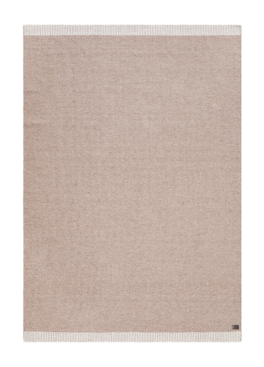 Handvävd ullmatta Rachel i taupe färg med mjuk textur och stilfull bård