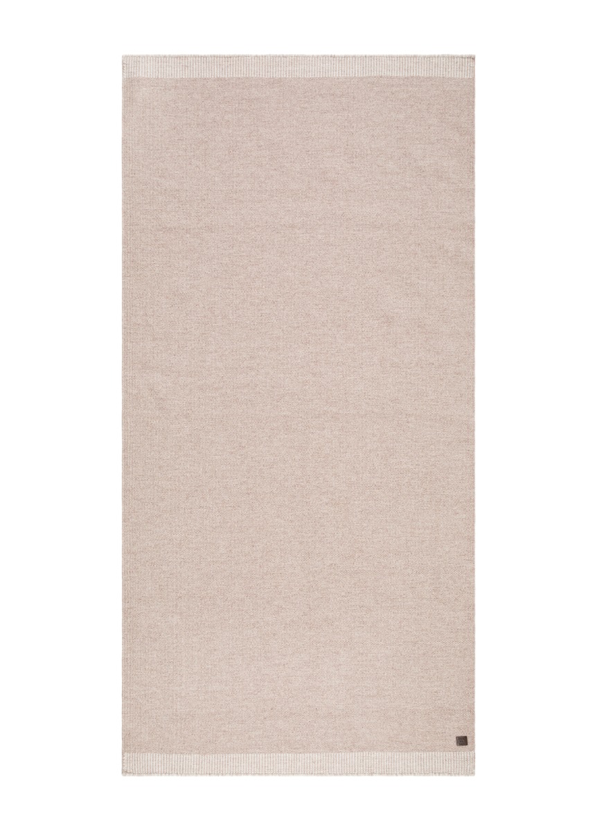 Handvävd ullmatta i naturfärg med mjuk och organiskt textur i ett modernt hem