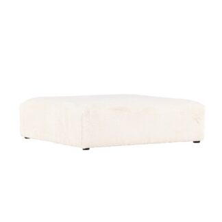 Kvadratisk beige sittpuff i mjuk fejkpäls med modern design i vardagsrum