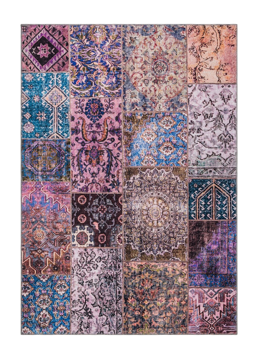 Syrah lila chenillematta med filtbaksida och sydda kanter i hemmiljö