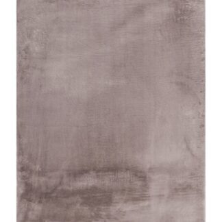 Taupe ryamatta med kort, mjuk lugg och skimrande yta placerad i vardagsrum