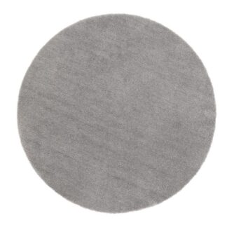 Rund silverfärgad microfiber matta Benny Silver placerad på golv i vardagsrum med modern inredning