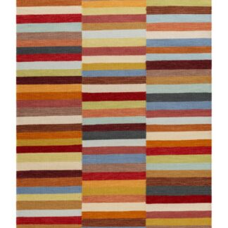 Handvävd ullmatta med geometriskt flerfärgat mönster och cirka 10 mm tjocklek placerad på golv