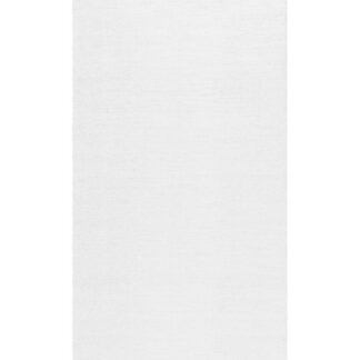 Vit handvävd plastmatta med omvänt mönster i modern inomhusmiljö