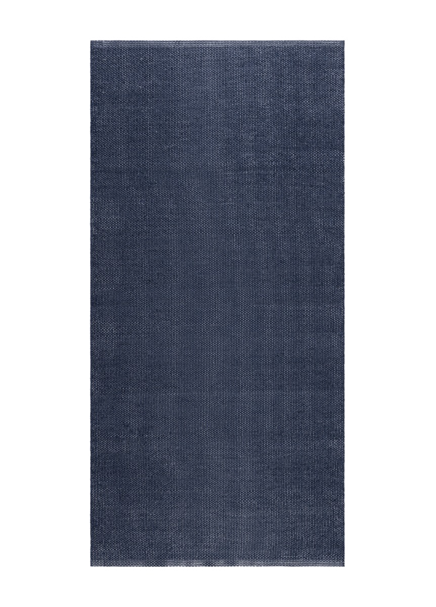 Blå plastmatta Mimmi Lai handvävd med mjukt material och vändbar design i hemmiljö