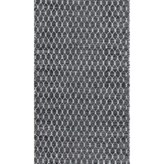 Svart handvävd plastmatta Mimmi Sian med grafiskt mönster och inverterad baksida