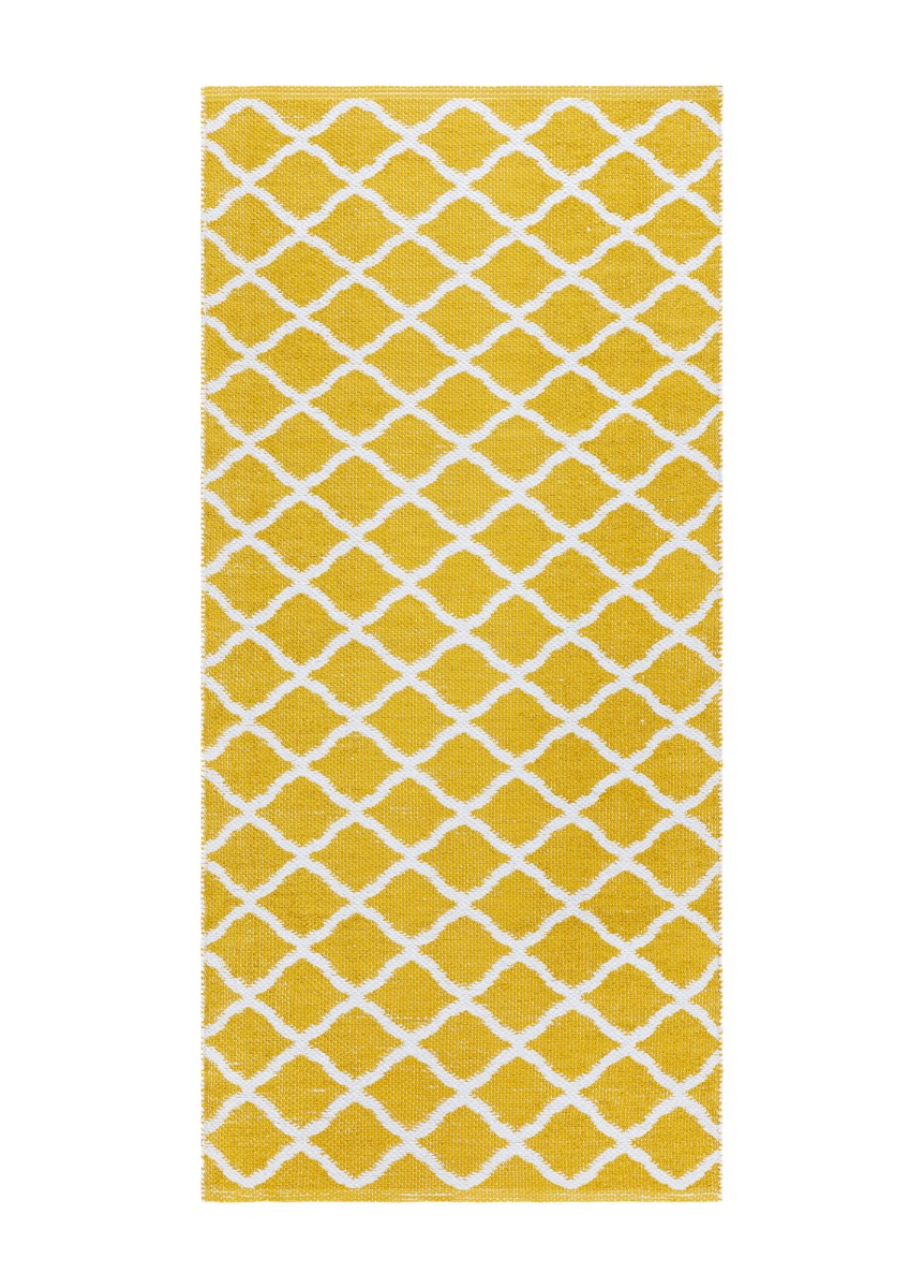Vändbar gul plastmatta Mimmi Dalli handvävd i mjuk PVC med spegelvänt mönster i köksmiljö