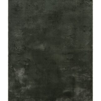 Grön mjuk päls-look matta med tjock struktur i ett mysigt rum