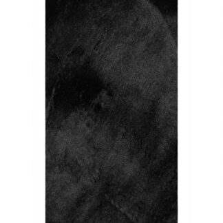 Svart ryamatta med mjuk lugg och lätt glans på golv i hemmet