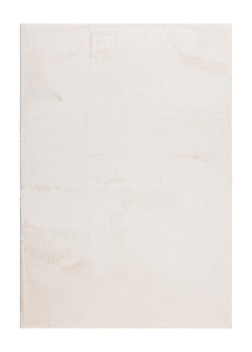 Mjukt vit ryamatta med halkfri baksida och elegant glans i ett hemtrevligt rum