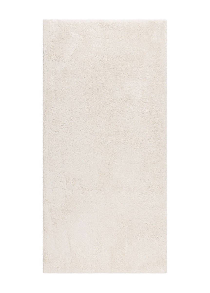 Crèmefärgad mjuk ryamatta med hög och tät lugg i ett elegant hem