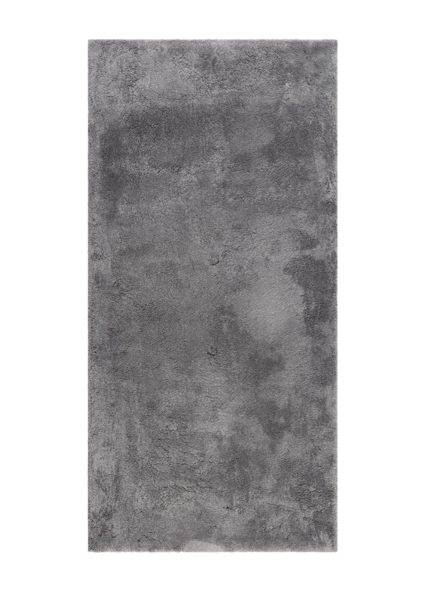Mjuk grå ryamatta med tät och hög lugg som skapar en varm känsla i rummet
