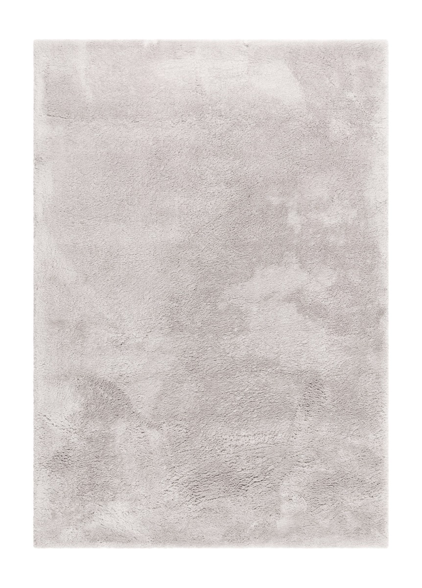 Silverfärgad mjuk ryamatta med tjock lugg på golv i vardagsrum