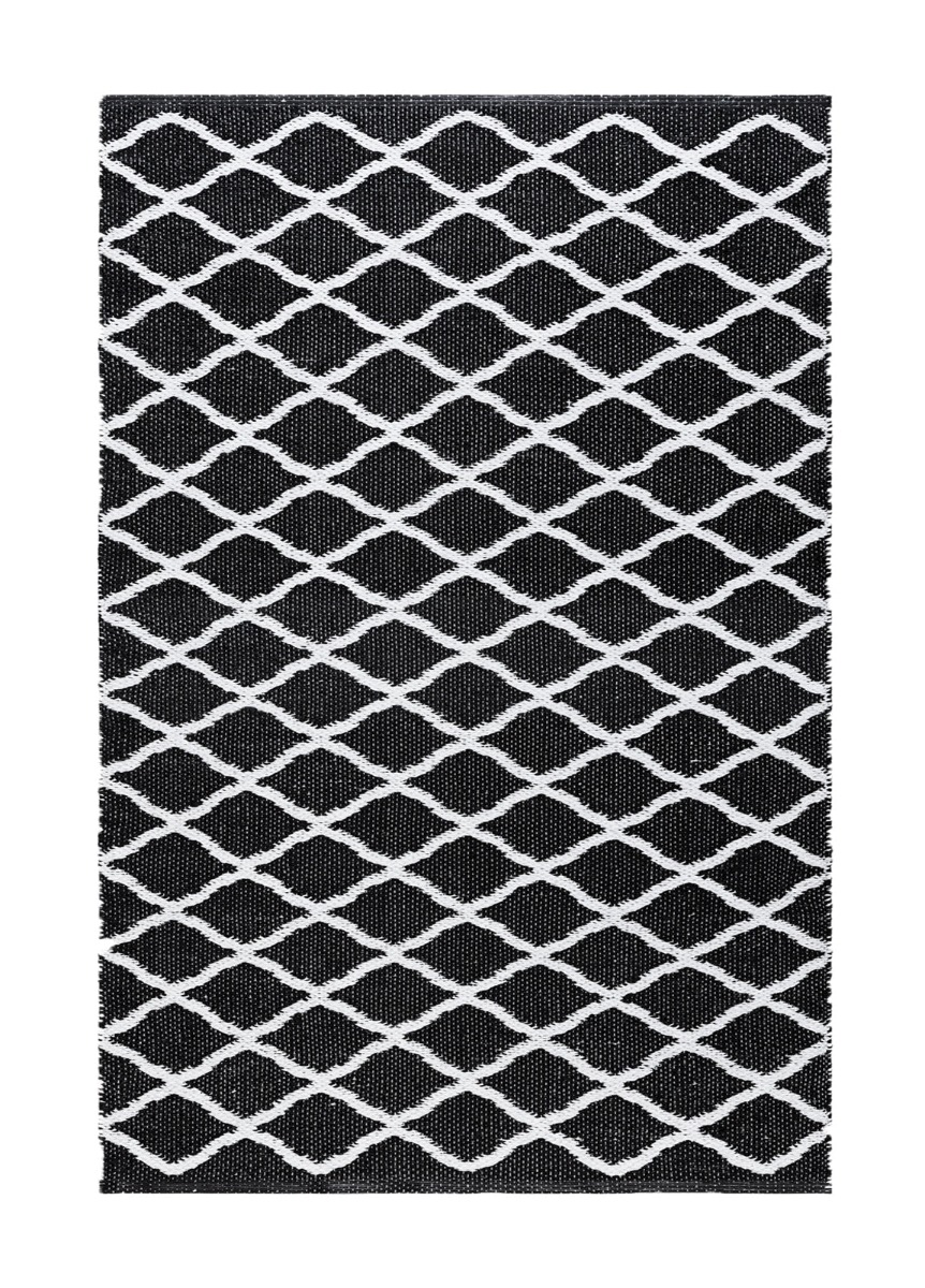 Svart handvävd plastmatta Mimmi Dalli med grafiskt mönster och mjuk tjocklek