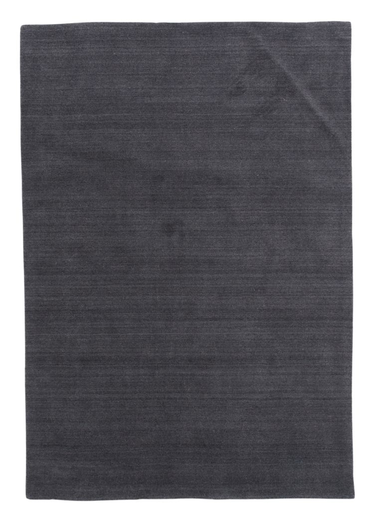 Mörkgrå ullmatta med mjuk lugg och cirka 15 mm tjocklek inomhus