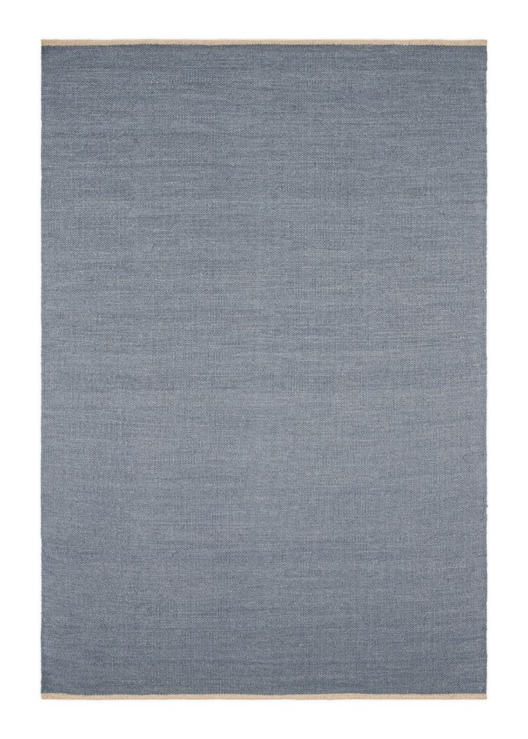 Blå ull- och bomullsmatta med mjuk textur och cirka 5 mm tjocklek