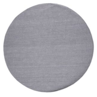 Rund ljusgrå matta i ull och bomull med ca 5 mm tjocklek placerad på golv i modernt rum