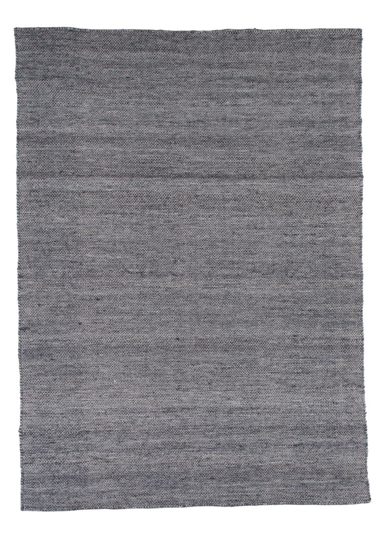 Grafitgrå handvävd plastmatta med bomullsunderlag i modern hemmiljö