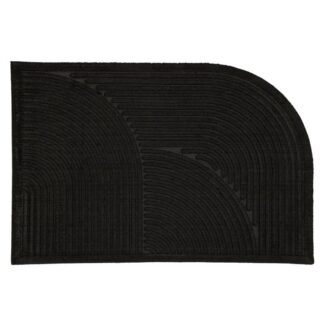 Svart Arto dörrmatta i polypropylen med cirka 8 mm tjocklek placerad vid entrédörr