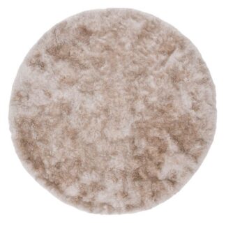 Rund beige ryamatta i mjuk polyester med cirka 40 mm tjocklek placerad på golvet