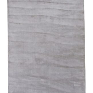 Silverfärgad viskosmatta med silkeslen yta och bomullsundersida i elegant rektangulär form