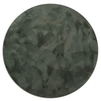 Rund grön matta i kortklippt polyester med mjuk yta i hemtrevlig miljö