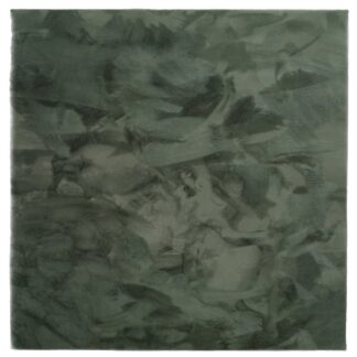 Grön kortklippt mjukmatta i polyester placerad i ett modernt vardagsrum