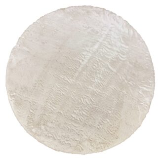 Rund offwhite pälsmatta i mjuk polyester med tjocklek cirka 15 mm, styling i modernt vardagsrum