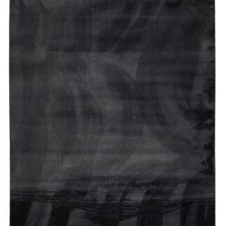 Svart tvättbar pälsmatta med tjock lugg och halkfri gummibaksida på golv