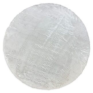Rund vit pälsmatta i mjukt polyester med ca 15 mm tjocklek, perfekt för hemmet