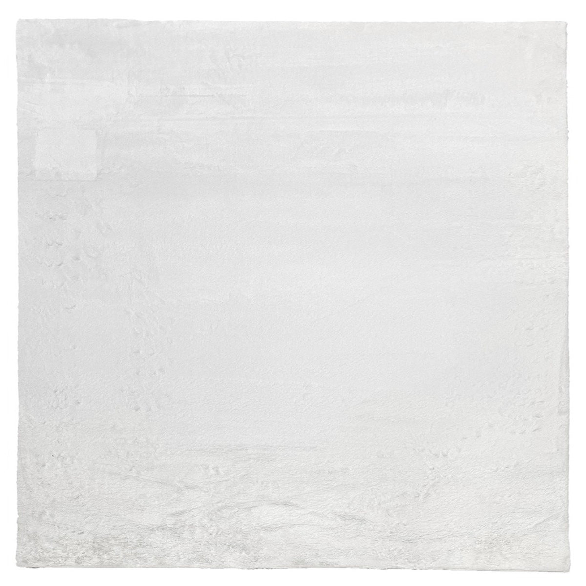 Vit kortklippt polyester matta i kvadratisk form på golv