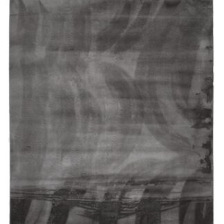 Mjuk mörkgrå pälsmatta med tät lugg och gummibaksida på ljust golv