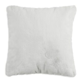 Fluffigt offwhite kuddfodral 48x48 cm på soffa i modern inredning
