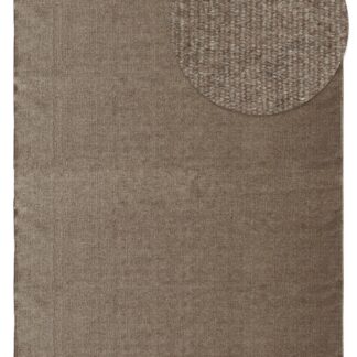 Mjuk ullmatta Dalen i mörkbrun färg med cirka 10 mm tjocklek i ett modernt vardagsrum