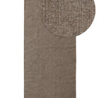 Brun kortskuren ullmatta cirka 10 mm tjock placerad i hall med varm och inbjudande känsla