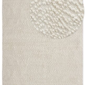 Offwhite ullmatta Edessa med mjuk tjock textur i ett modernt vardagsrum