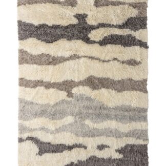 Färgstark ullmatta Enzio Multi med 35 mm tjock lugg som ligger på golv