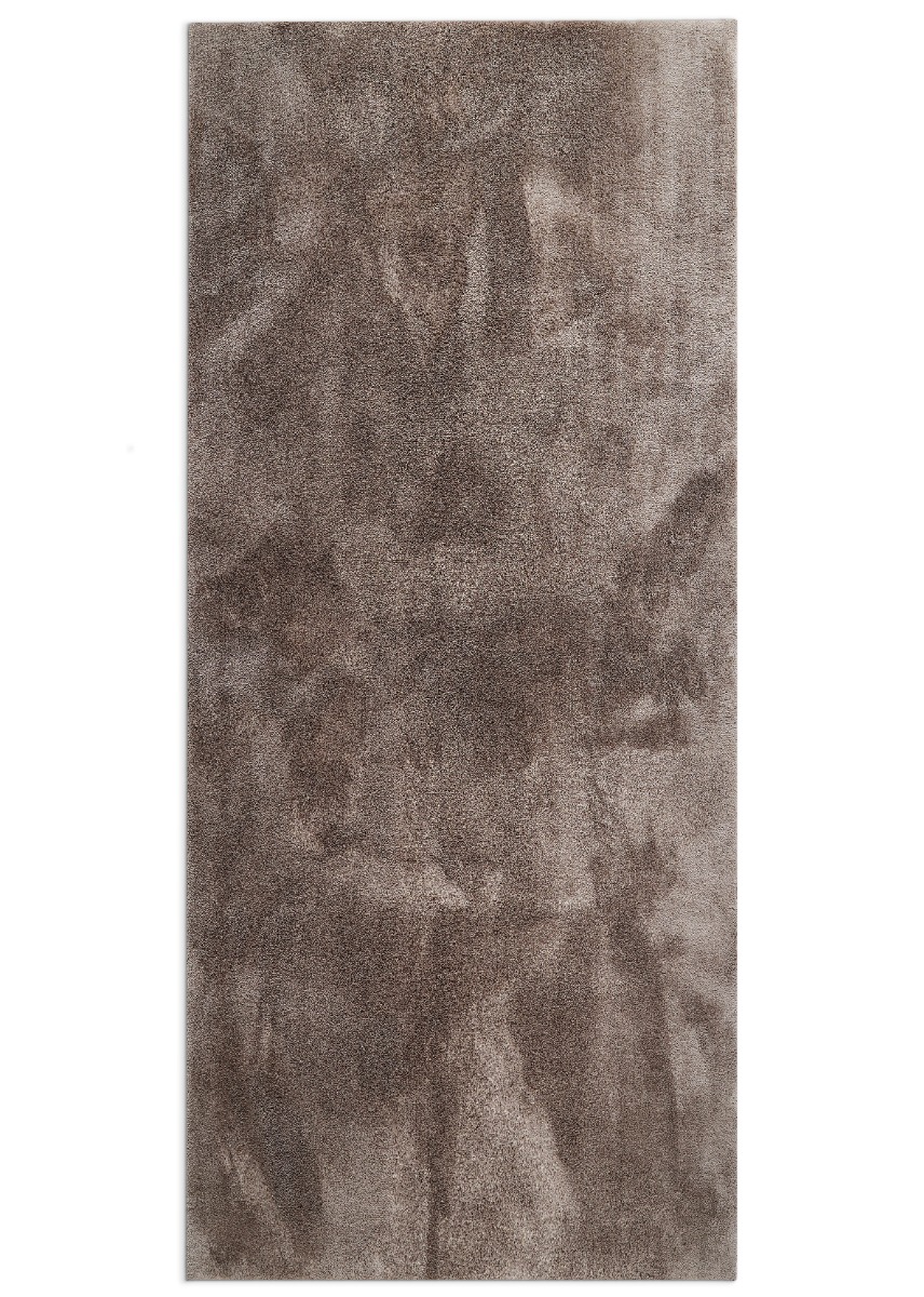 Mjukt fluffig taupefärgad polyester ryamatta med cirka 25 mm tjocklek i vardagsrum
